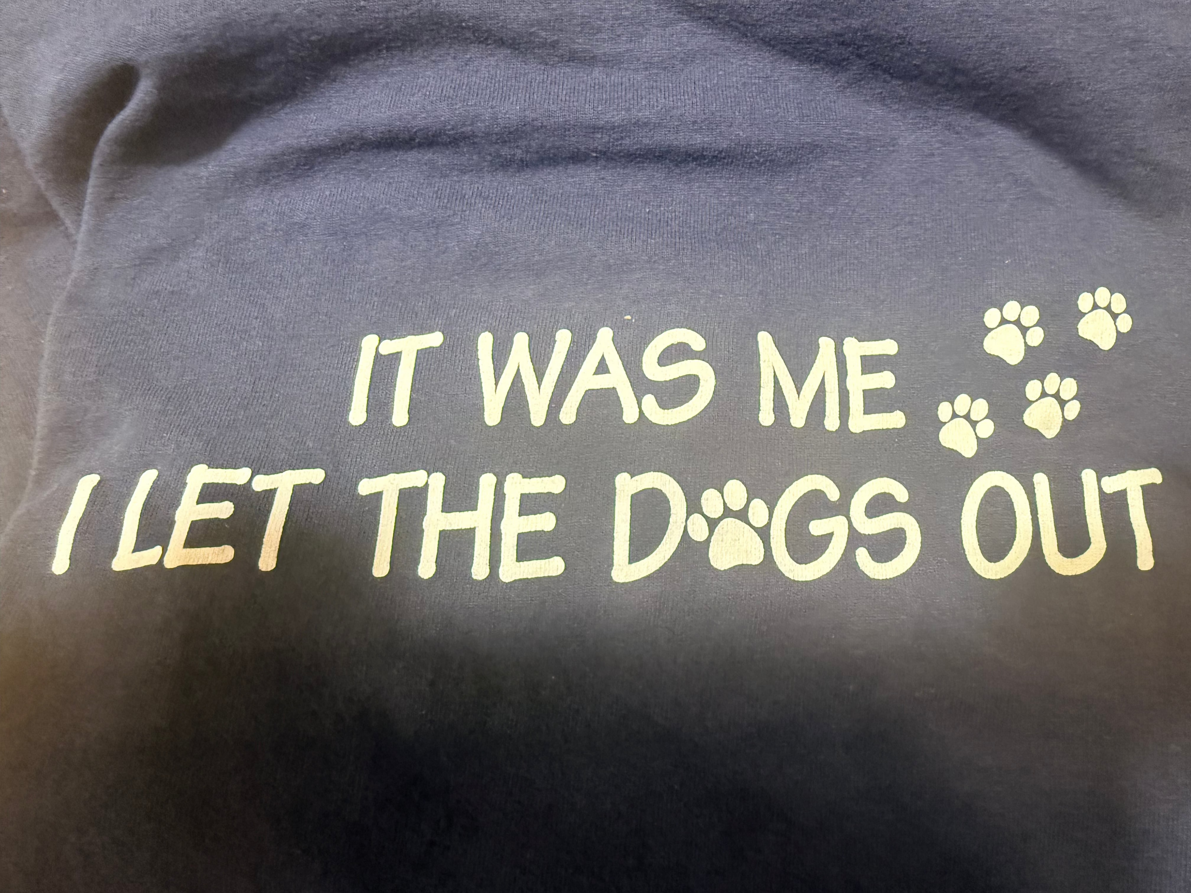 T-Shirt = It was me I let the Dogs Out